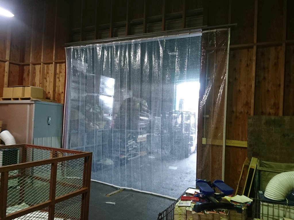 エアコン効率向上のためのビニールカーテン（内側）