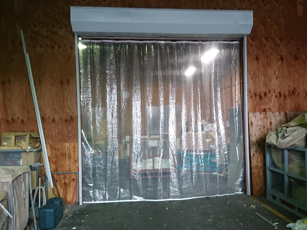 エアコン効率向上のためのビニールカーテン（外側）