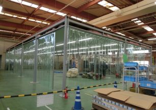 工場内の作業場をアコーディオンカーテンで囲うことでブース状に