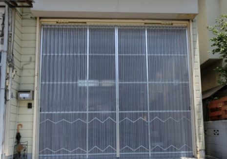 倉庫入り口の雨除け・粉塵対策に屋外用アコーディオンドア