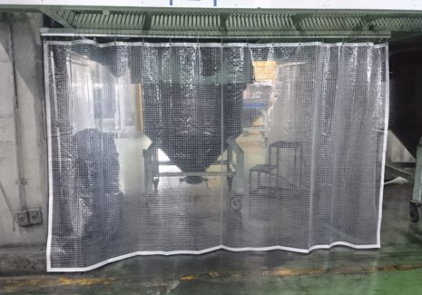 機械周りの粉塵飛散防止にビニールカーテン