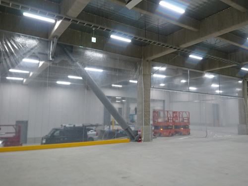 天井の高い倉庫内をビニールカーテンで区分けして空調対策