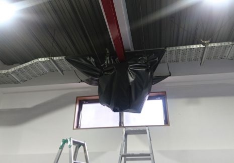 使用しない機材をビニールシートでカバー