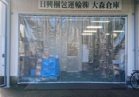 倉庫出入口に糸入り透明ビニールカーテン