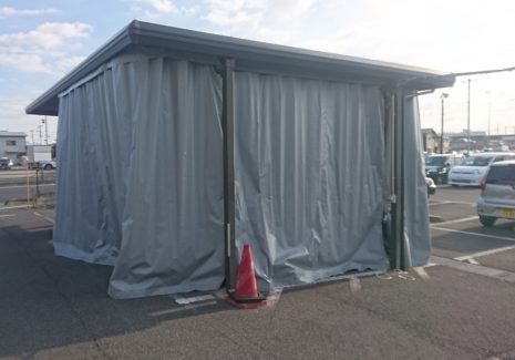 自動車塗装作業場に塗料飛散防止のためのビニールカーテン