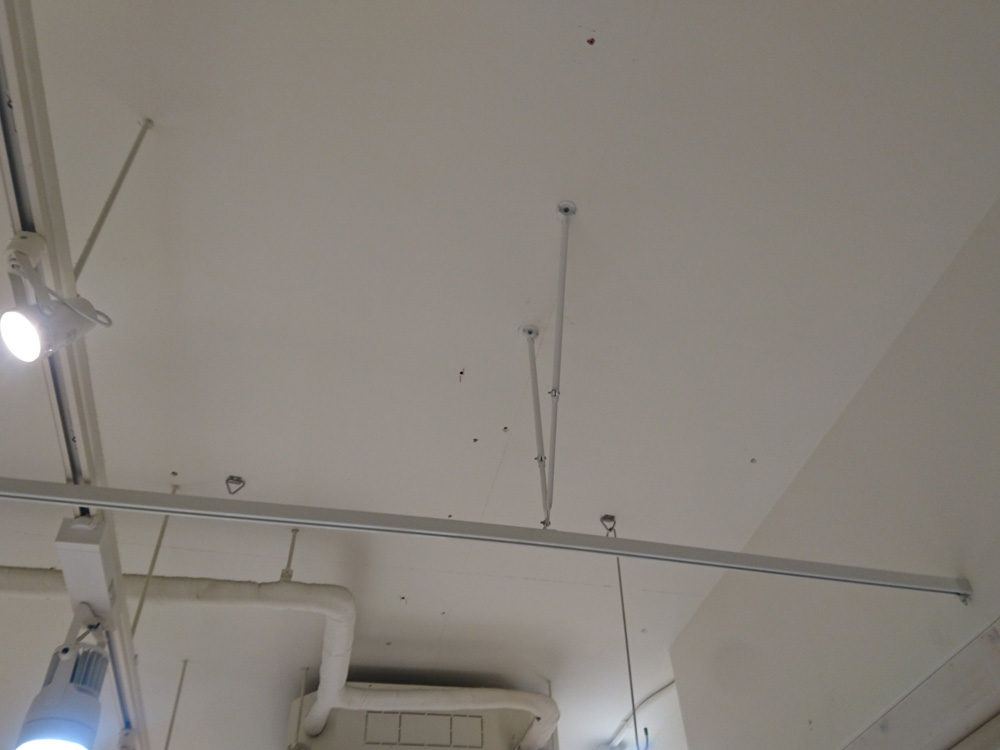 レイアウト変更に伴う天井吊りカーテンレールの移設