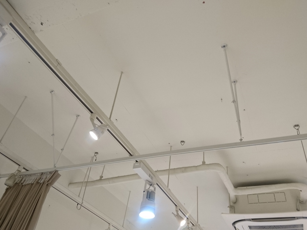 天井吊りカーテンレールの移設工事