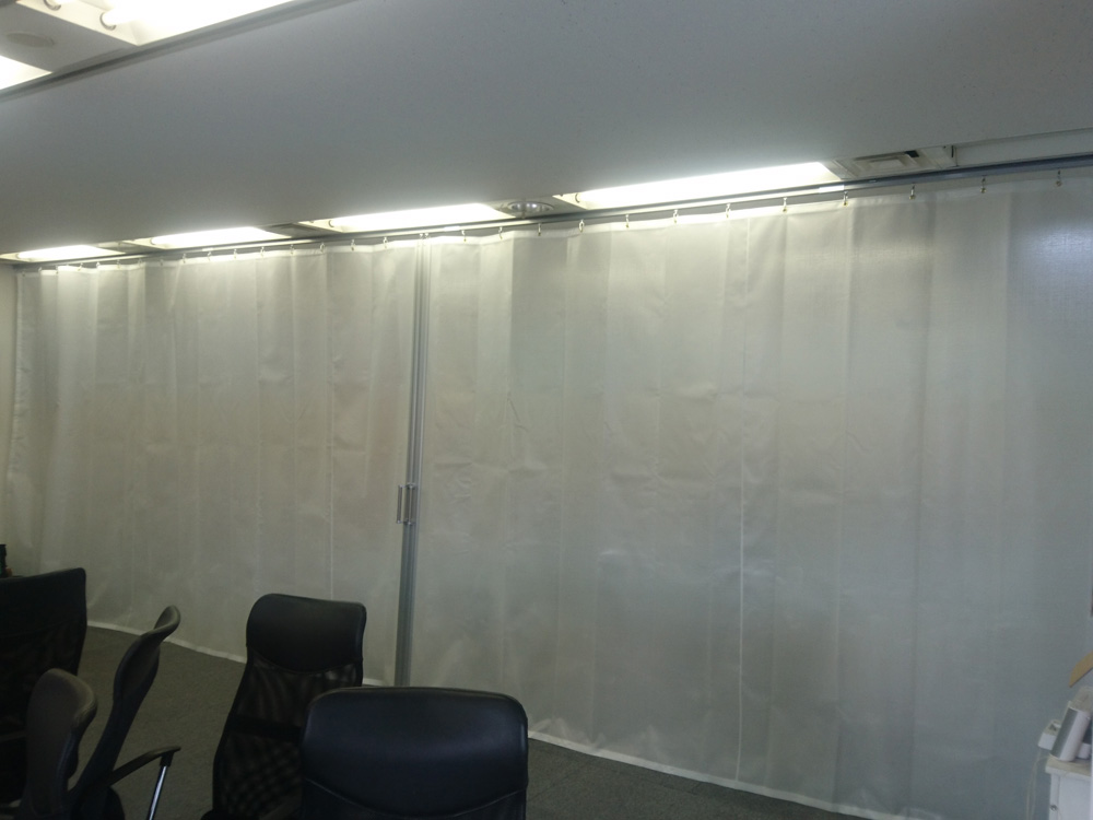 「KN-800採光」は遮音性と透光性のある糸入り透明ビニールカーテンです