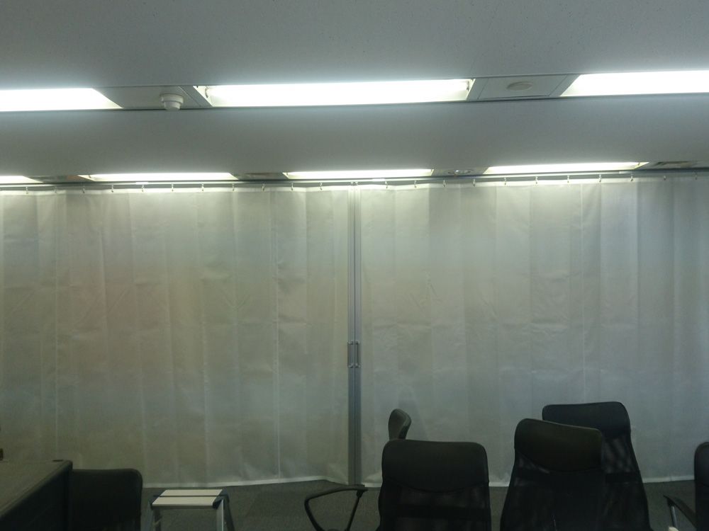 遮音性のある糸入り透明ビニールカーテンでオフィスの間仕切り