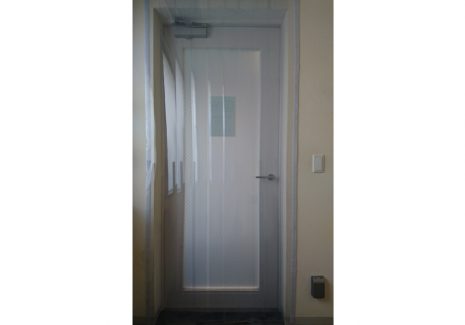 喫煙室のドアの内側にのれんカーテンを設置