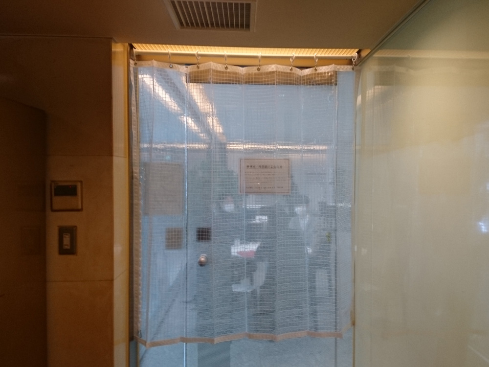 喫煙室出入口にパタパタ糸入り透明ビニールカーテン