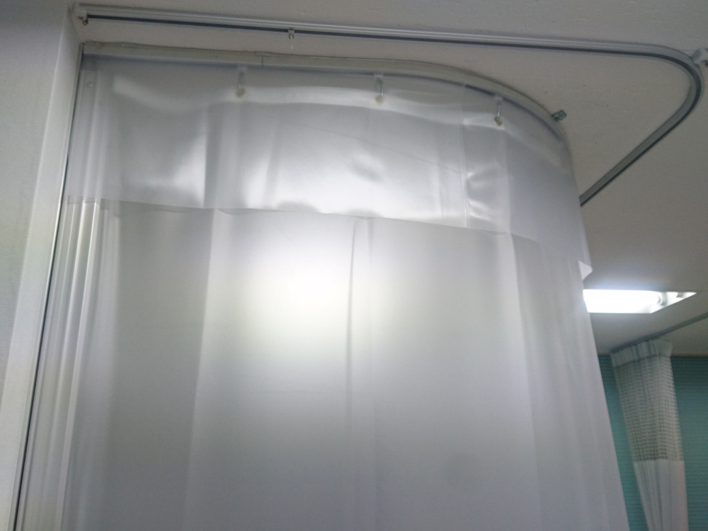 飛沫感染対策にレールとカーテンの隙間を垂れでふさいでいます