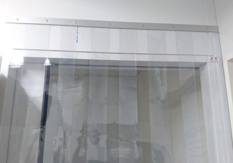 透明ビニールシートをのれん状に加工して喫煙室の出入り口に設置