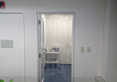 喫煙室にのれん状に加工した透明ビニールシートを設置