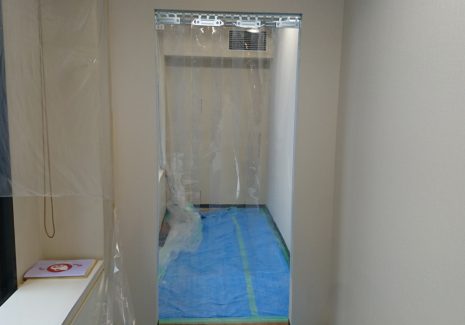 喫煙室出入口に透明ビニールのれんカーテンを設置