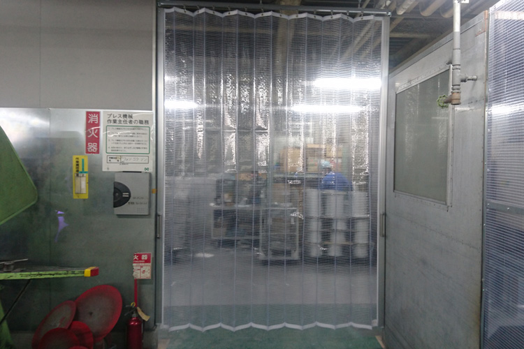 工場内の粉塵飛散防止にパタパタビニールカーテンを設置