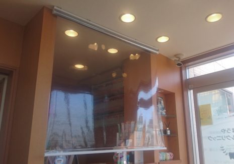 飛沫感染対策の透明ビニールロールスクリーンは上品な見た目