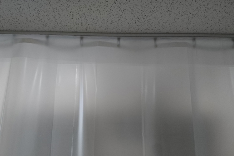 隙間シートレールはレールとカーテンの隙間をふさぐことができるので感染症対策に適しています