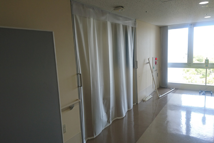 感染症対策の院内区画整理に半透明ビニールカーテンを採用
