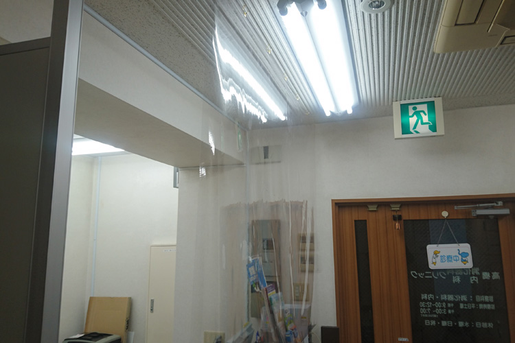 透明ビニールシートは天井にヒートンをつけて吊るして設置