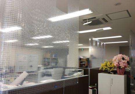 オフィスに設置した飛沫感染対策の糸入り透明ビニールシート