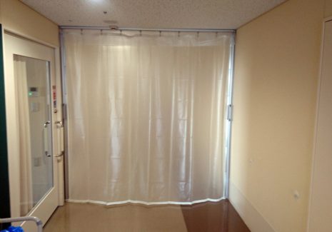 病院内の感染症対策の区画整理にプライバシーも保護できる半透明ビニールカーテンを設置