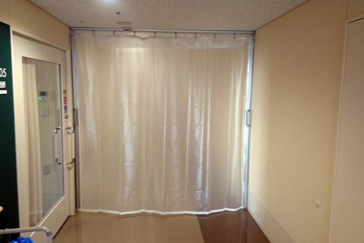 病院内の感染症対策の区画整理にプライバシーも保護できる半透明ビニールカーテンを設置