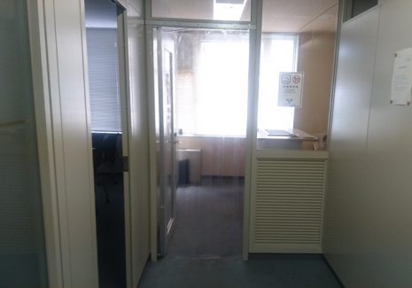 喫煙室の出入口にはのれんカーテンの設置がおすすめです