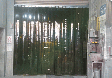 溶接作業場を溶接遮光のれんカーテンで仕切って有害紫外線を遮断