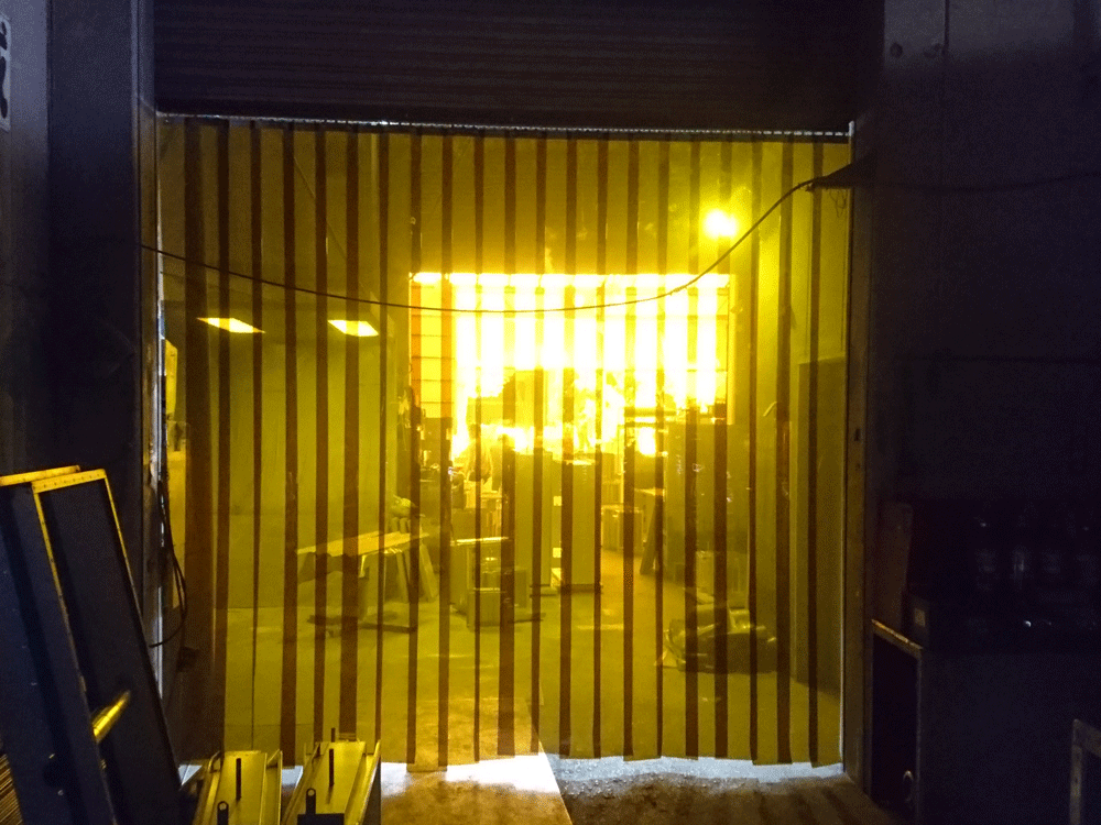 溶接遮光のれんカーテンは有害紫外線を遮断して周辺作業者の目を守ります