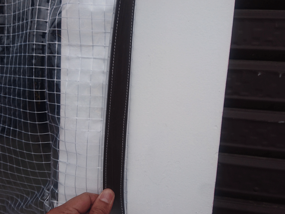カーテンの端はマグネットで鉄柱に隙間なく固定