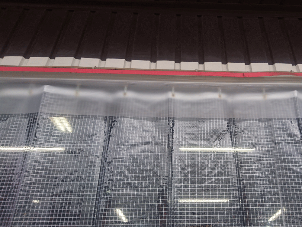 隙間シートレールを使用してレールとカーテンの隙間をふさいでいます