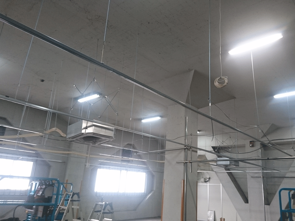 天井から枠を吊り下げる形で施工
