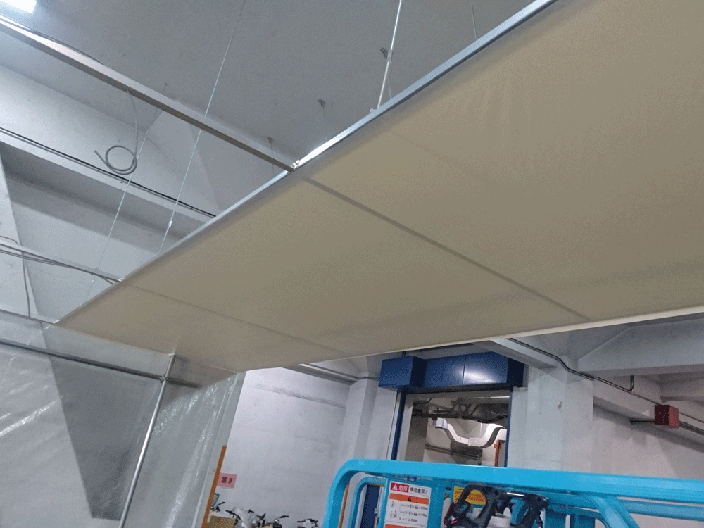 ビニールシート張りの天井枠を設置