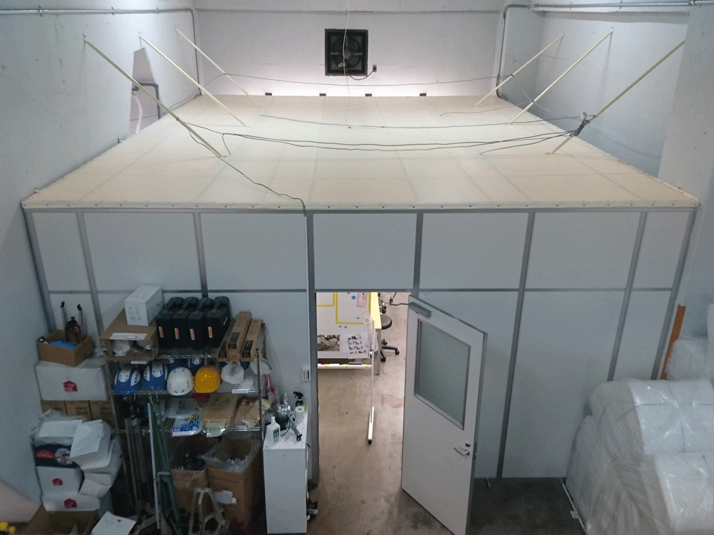 既設の倉庫内事務所の空調効率向上のため天井部にターポリンシート設置