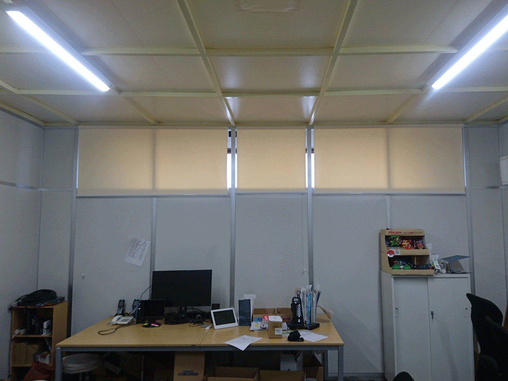 天井に張ったシートと同じ生地のロールスクリーンを明り取り窓部分に設置