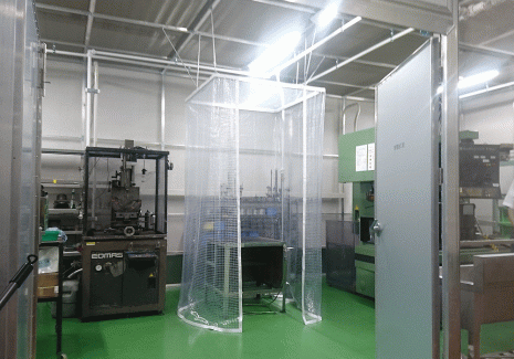 工場のエアー処理に伴う粉塵飛散防止のため天吊りアルミ枠にビニールシート囲いを設置