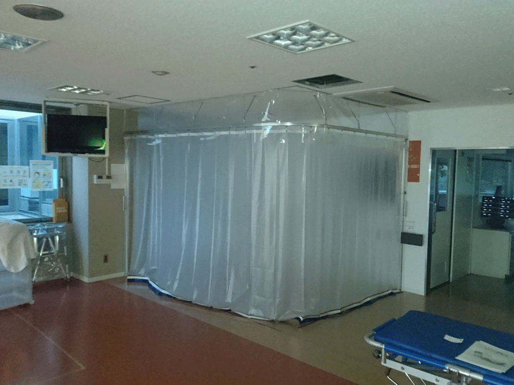 コロナ対策の病院内区画整理のためにビニールカーテンを設置