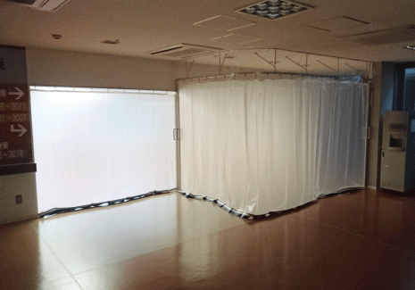 病院内のコロナ感染症対策に半透明ビニールカーテンで区画整理