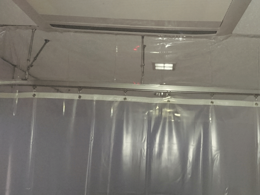 カーテン上部の隙間には、視認性と消防への配慮から取外し可能な透明ビニールを設置しました