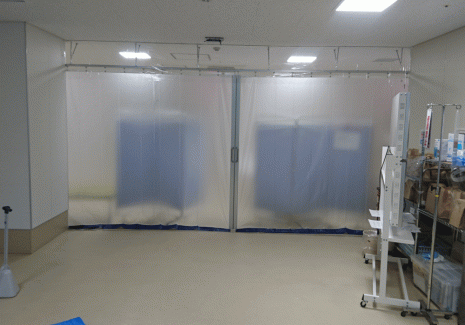 コロナ対策の間仕切りとして、プライバシー保護にもなる半透明ビニールカーテンを病院内に設置