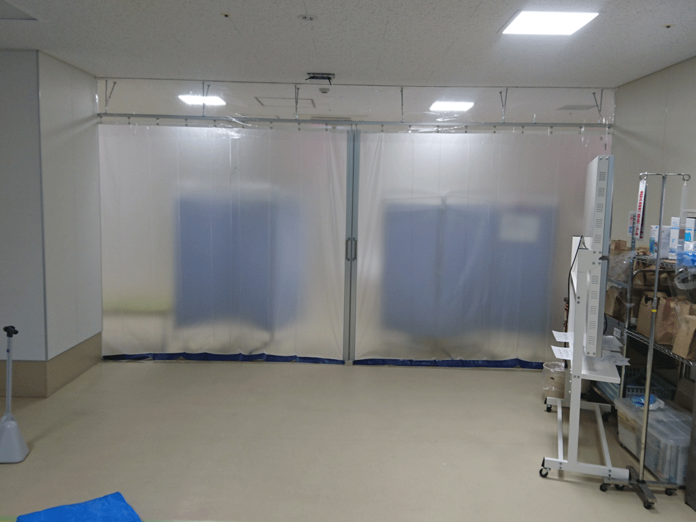 コロナ対策の間仕切りとして、プライバシー保護にもなる半透明ビニールカーテンを病院内に設置