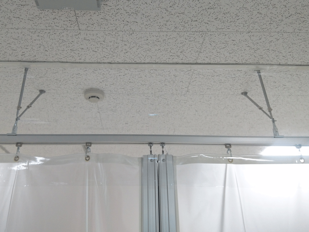カーテン上部の隙間を塞ぐために取外し可能な透明ビニールを設置