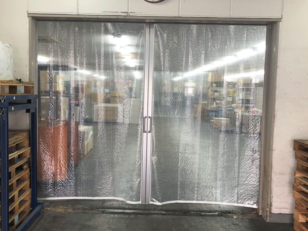 工場内のエアコン効率を上げる省エネ策として出入口にビニールカーテンを設置