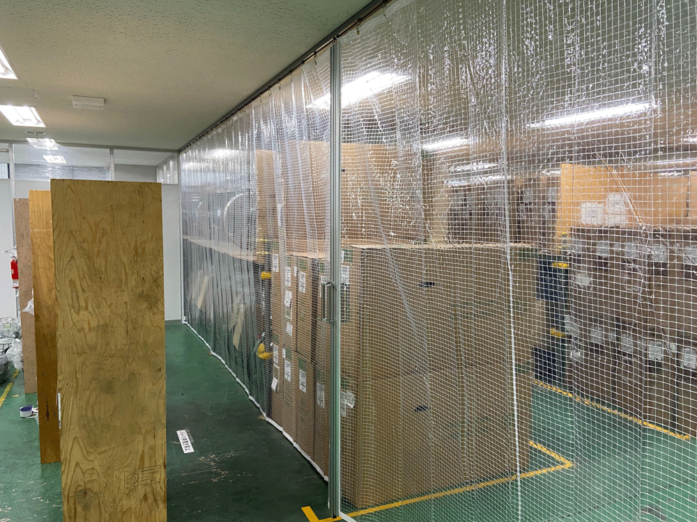 倉庫内区画整理のために糸入り透明ビニールカーテンを設置