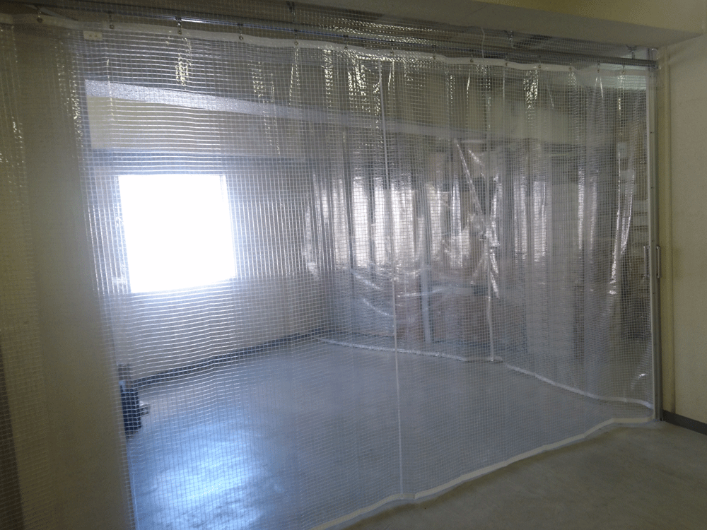 倉庫内の一角を事務所スペースとするためビニールカーテンで区画整理、空調対策も
