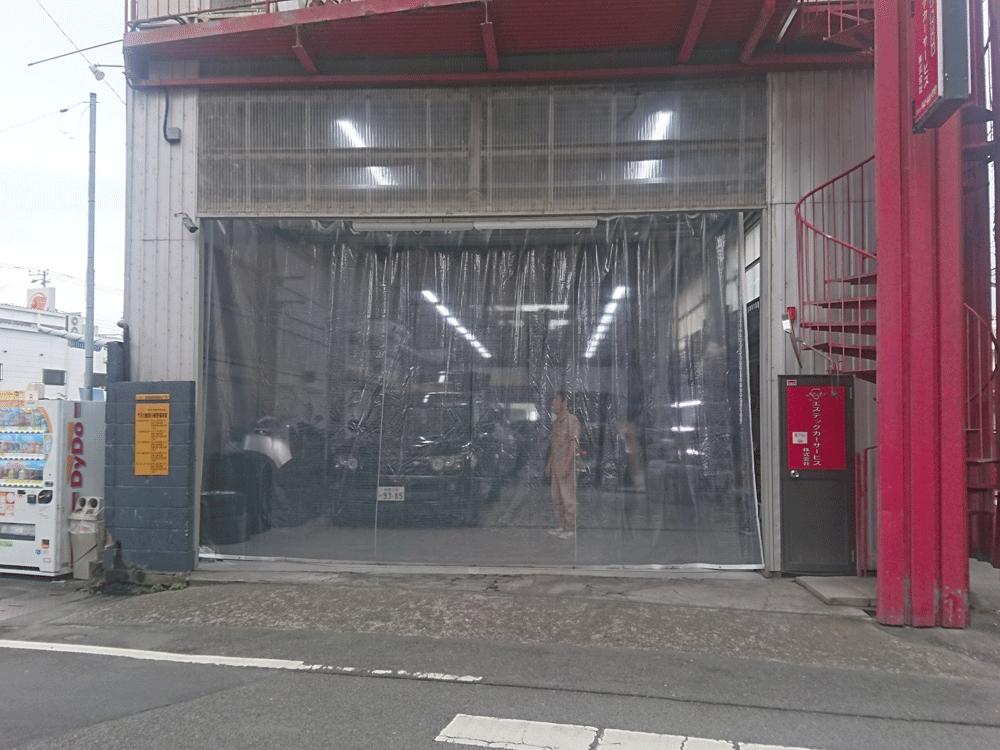 工場内のエアコン設置に伴い省エネ対策として出入口にビニールカーテンを設置