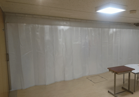 遮音・採光効果のある糸入り透明ビニールカーテンを設置して学校教室内を間仕切り