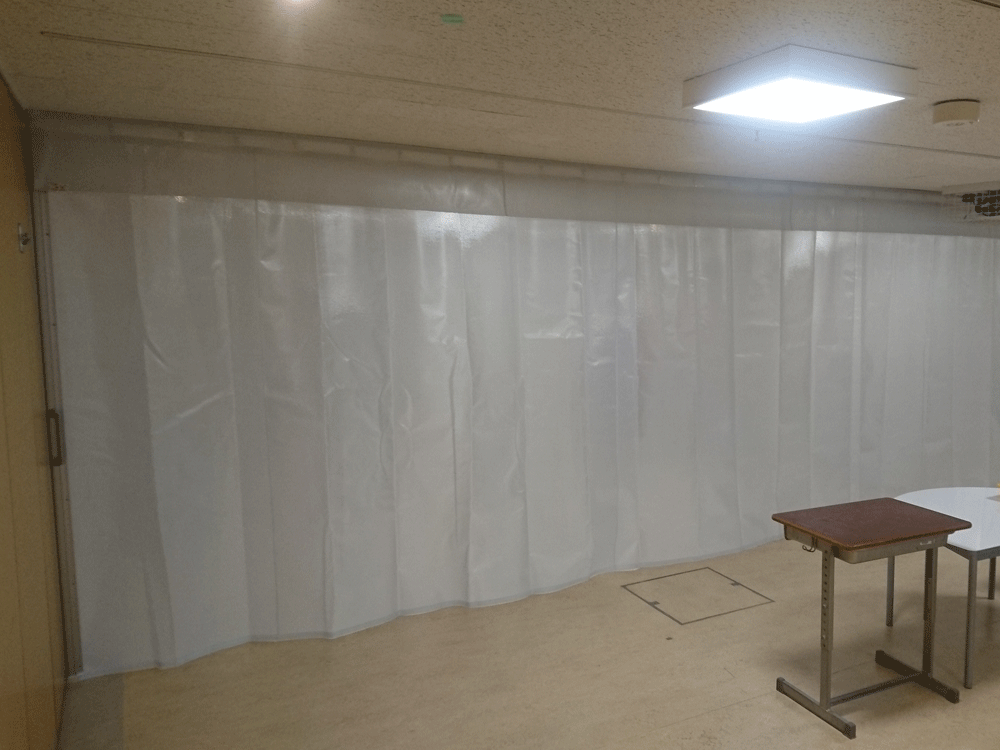 遮音・採光効果のある糸入り透明ビニールカーテンを設置して学校教室内を間仕切り