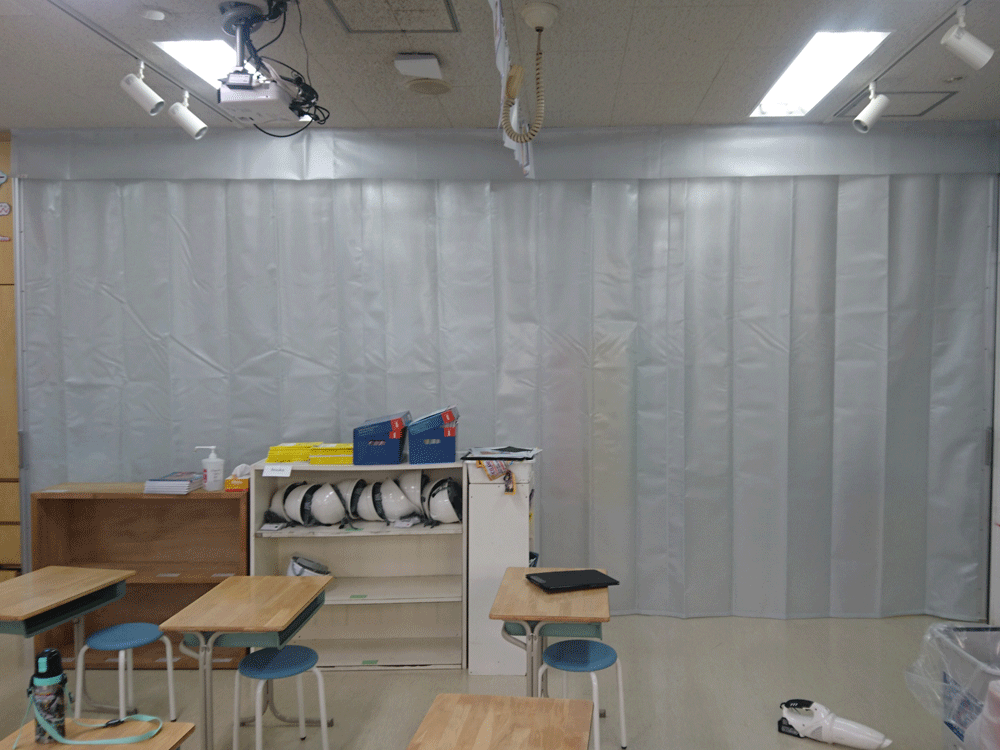 広い教室内を遮音ビニールカーテンで間仕切りして別々に使用できるように施工